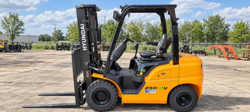 Hyundai 25D-9V diesel forklift outdoors