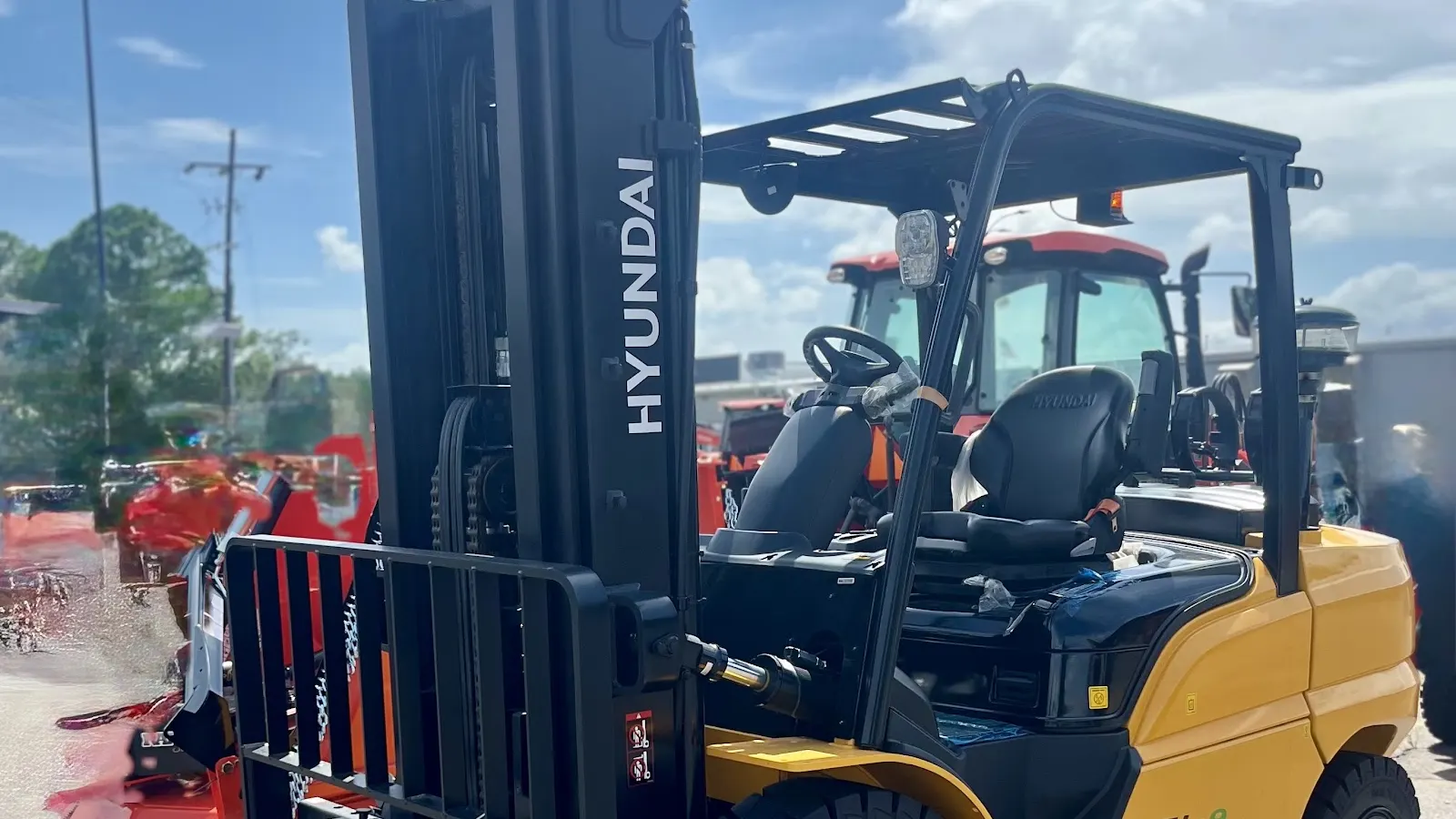 Yellow Hyundai 35L-9 forklift on the M&L Industries lot